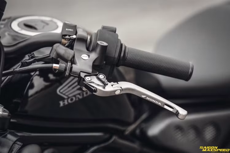 Ở phần đầu, chiếc xe được trang bị kính chắn gió MOTOZAAA Rebel, Ốp Đầu Đèn REBEL. hằm phù hợp hơn với thay đổi ngoại thất đầu xe, cặp xi-nhan tiêu chuẩn đã được nhường chỗ cho Xinhan Classic Lưới CNC.