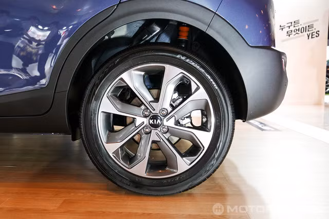 Xe được trang bị bộ mâm hợp kim đa châu thiết kế phá cách kích thước 17inch, phía trên của xe được trang bị thêm giá chằng đồ, cửa sổ bên thứ 3 hất lên mang dáng vẻ đầm và chắc hơn nhiều so với các đối thủ.