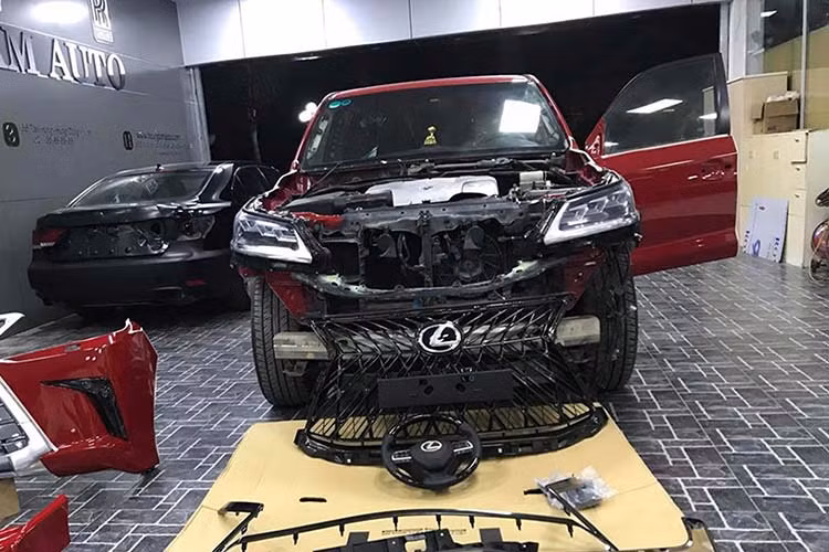 Về cơ bản, phần đầu chiếc SUV hạng sang hơn 10 năm tuổi nhà Lexus này đã được “đập đi xây lại” bằng việc thay thế toàn bộ các phụ tùng (parts) của xe mới như: cản trước, lưới tản nhiệt và cụm đèn pha LED,…