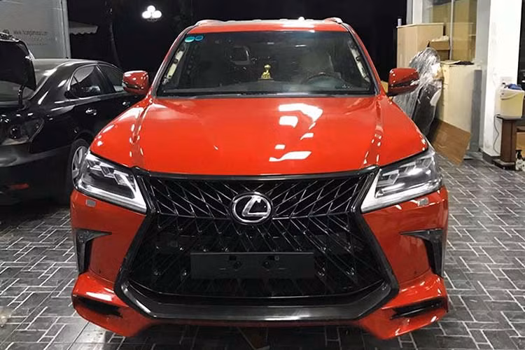 Chiếc LX 570 đời 2008 này sau khi được nâng cấp lên LX 570 facelift mới nhưng có chi phí lên đến 600 triệu đồng, ngang ngửa với giá của một chiếc Kia Cerato 1.6AT 2019. Toàn bộ thời gian thực hiện nâng cấp mất khoảng 20 ngày.