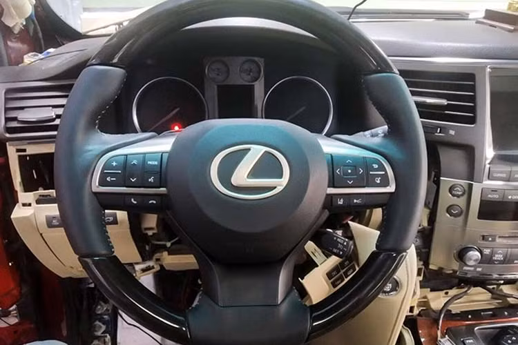 Để hoàn thiện kiểu dáng tổng thể cho chiếc SUV cỡ lớn, xe còn được nâng cấp “dàn chân” với mâm LX 570 mới. Bên cạnh những thay đổi về ngoại thất, nội thất xe cũng được trang bị thêm vô lăng mới, đồng thời tháo và đi lại đường dây điện cũng như các đường ron cao su mới,…