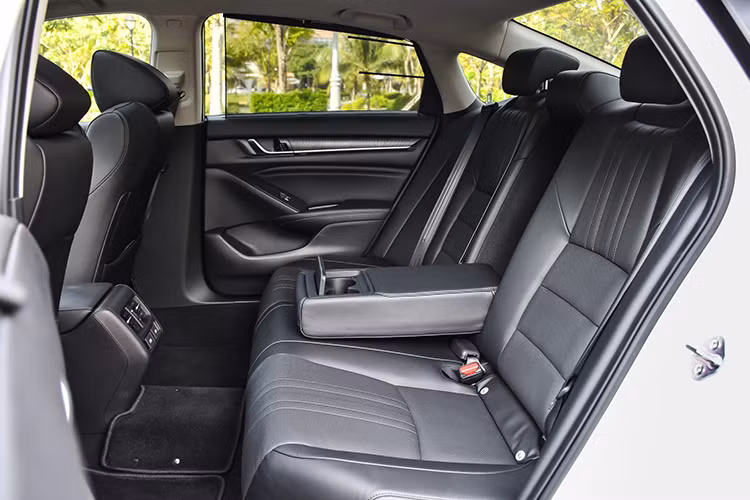 Ngoài ra, Honda Accord còn tích hợp khá nhiều trang bị nổi bật như hệ thống khởi động xe từ xa, cửa sổ trời và phanh tay điện tử,... Nếu so về trang bị thì Accord có phần lép vế khi đứng cạnh Camry. 