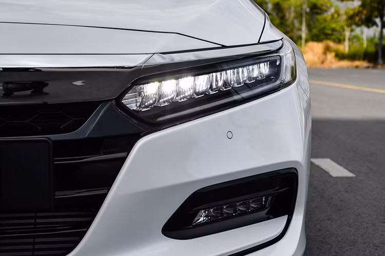 Với mức giá 1,099-1,119 tỷ đồng, Honda Accord có thể cạnh tranh tốt với Toyota Camry bản tiêu chuẩn hiện có giá 1,105 tỷ đồng, nhưng không thể tạo lợi thế khi đứng cạnh Mazda6 (779-914 triệu đồng), KIA K5 (859-999 triệu đồng). 