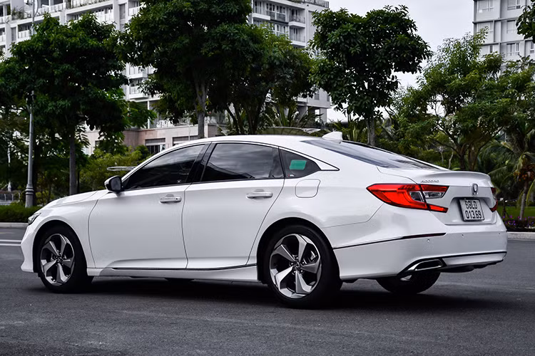 Trước đó, các đại lý đưa ra chính sách giảm 250 triệu đồng cho Honda Accord, nhưng chỉ áp dụng cho đối tác của Honda (gồm nhân viên đại lý, chủ đại lý HEAD, cửa hàng trưởng, quản lý hoặc một số đối tác ngân hàng). Đây là lần đầu tiên, đại lý áp dụng mức giảm thấp kỷ lục và không giới hạn đối tượng khách hàng.