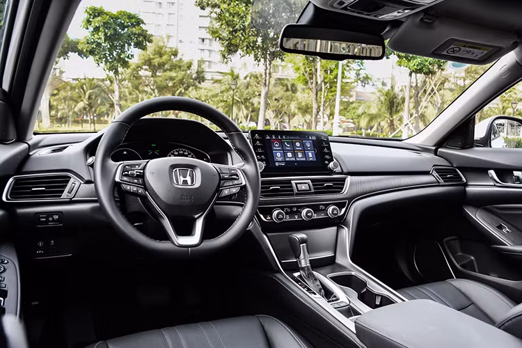 Những chiếc xe sản xuất năm 2022 không có sự khác biệt về thiết kế, trang bị so với Honda Accord 2023. Điểm nổi bật trên chiếc xe chính là gói công nghệ an toàn nâng cao Honda Sensing với các tính năng như: hỗ trợ phanh tự động, hỗ trợ giữ làn đường, ga tự động thích ứng khoảng cách, giảm thiểu chệch làn đường và đèn pha thích ứng.
