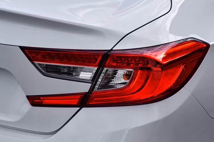 Mẫu xe sedan cỡ D - Honda Accord ra mắt thị trường Việt đã lâu nhưng vẫn chưa phát huy được sức hấp dẫn. Doanh số thấp nên mẫu sedan cỡ D của Honda thường xuyên lọt Top 10 xe bán chậm. 