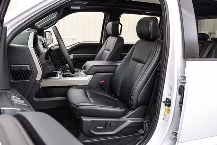 Hai tùy chọn Lariat Luxury Package và Technology Package bổ sung BLIS cho hệ thống móc kéo, tính năng khởi động từ xa, mở nắp thùng từ xa, cửa sổ trời hai tấm, điều khiển hành trình thích ứng với nút Stop/Start.