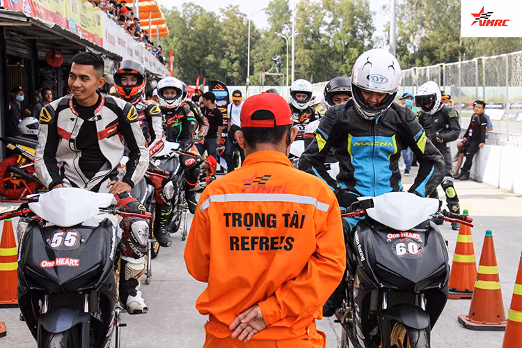 VMRC là sân chơi nơi các tay đua được thi đấu theo hình thức cộng điểm các chặng tại các trường đua 2 cua có quy mô lớn và đạt chuẩn dành cho thi đấu chuyên nghiệp như trường đua 2K, trường đua Đại Nam (Bình Dương… Tại chặng đua thứ 3 vừa được diễn ra vào cuối tuần qua tại trường đua 2K Bình Dương trong điều kiện thời tiết khá lý tưởng, các tay đua cũng đã có màn thi đấu phân hạng đầy quyết liệt.