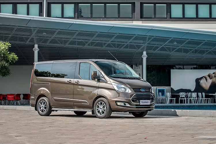 Mới đây, mẫu xe MPV cỡ trung Ford Tourneo 2019 mới đã chính thức được trưng bày tại các đại lý của Ford trên khắp cả nước. Các đại lý cũng đã bắt đầu nhận đặt cọc để giao xe cho khách vào tháng 10/2019 tới đây.