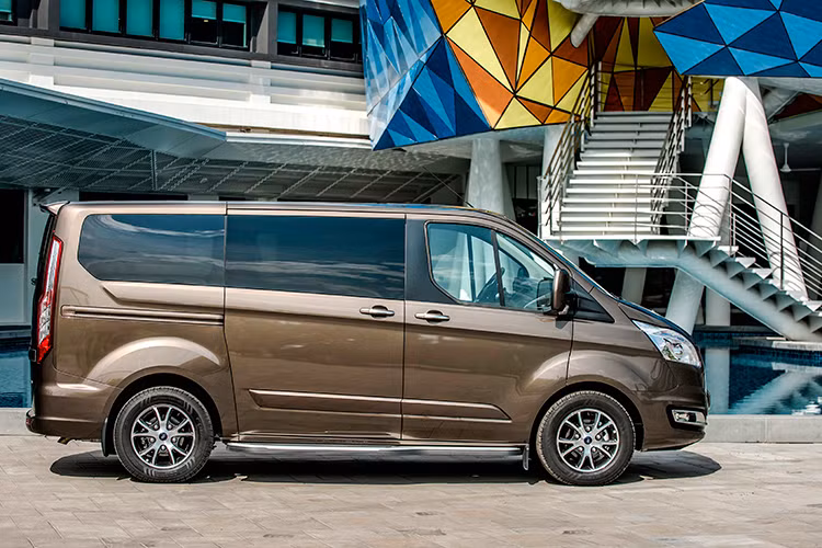 Thiết kế của mẫu xe Tourneo hoàn toàn mới đều khá tương đồng khi sở hữu những đường nét vuông vắn đặc trưng của gia đình Ford. Ngoài ra, cả hai phiên bản cũng đều có kích thước DxRxC tương ứng là 4.976 x 2.095 x 1.990 mm và chiều dài cơ sở 2.933 mm. Bên cạnh đó là hệ thống khung gầm đậm chất Ford và hệ thống treo khí nén êm ái.