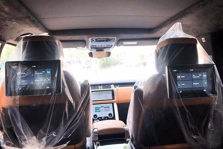 Range Rover Autobiography LWB 2019 sử dụng động cơ xăng V8 dung tích 5.0L siêu nạp (supercharged) cho công suất tối đa 518 mã lực có được tại 6.000 v/p và mô-men xoắn cực đại đạt 625 Nm tại dải vòng tua 2.500 đến 5.500 v/p, đủ để chiếc SUV tăng tốc từ 0 -100 km/h trong khoảng thời gian dưới 6 giây và đạt tốc độ tối đa 225 km/h.