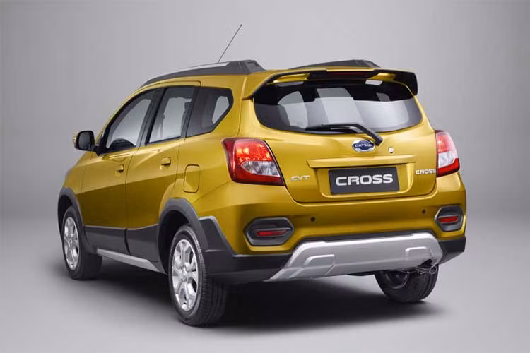 So với Datsun Go+, mẫu xe 7 chỗ Datsun Cross 2018 mới lại sở hữu kiểu dáng lai với dòng crossover với các tấm bảo vệ màu bạc ở bên dưới cản trước sau, cũng như những tấm ốp nhựa đúc màu đen chạy xung quanh thân xe.