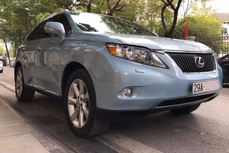 Có nhiều lý do khiến Lexus RX350 giữ giá sau nhiều năm sử dụng. Đầu tiên phải kể đến tâm lý sử dụng xe của người Việt: thích một chiếc xe bền bỉ, vận hành êm ái, thiết kế nhã nhặn, sang trọng, rộng rãi. Xe cũng đáp ứng đầy đủ các tiêu chí, chưa kể đến việc sau 10 năm các công nghệ trên xe vẫn thuộc dạng hiện đại, không quá lỗi thời. Ngoài ra giá bán chính hãng các dòng xe Lexus tại Việt Nam đang ở mức rất cao.