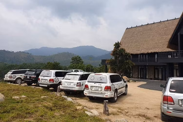 Những bức ảnh tại đây cho thấy sự xuất hiện của bộ sưu tập xe ông Đặng Lê Nguyên Vũ. Những hình ảnh này cho thấy Chủ tịch Trung Nguyên sở hữu không dưới 60 chiếc SUV hạng sang của các thương hiệu như Range Rover, Lexus, Mercedes-Benz G-Glass, Ford F-150 hay cả các mẫu xe siêu sang Bentley và một chiếc xe thể thao Porsche xuất hiện.