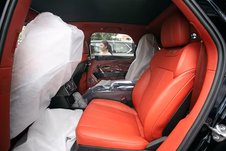Với công suất 542 mã lực và mô-men xoắn 770Nm, động cơ này mạnh đúng bằng chiếc xe sang thể thao Porsche Panamera Turbo và chỉ thua kém lần lượt 58 mã lực/130Nm so với phiên bản Bentayga W12 hàng đầu. Đổi lại, trọng lượng của Bentayga V8 giảm xuống chỉ còn 2,36 tấn.