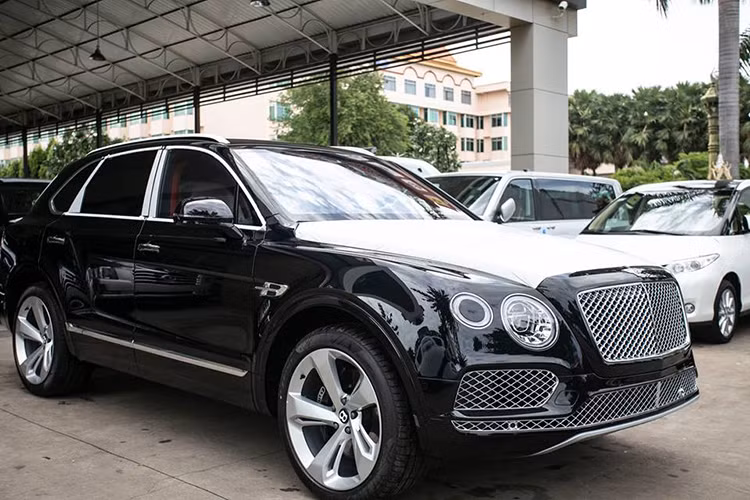Hệ thống phanh cũng là một điểm đáng nói trên Bentayga V8. Phanh trước có đường kính lên tới 440mm, sử dụng heo phanh với 10 piston đối xứng nhau và đĩa 370mm ở bánh sau. Theo Bentley, chưa có một mẫu xe thương mại nào sử dụng phanh lớn như vậy. Chính vì vậy, không ngạc nhiên khi tùy chọn mâm của xe có đường kính "ngoại cỡ" từ 20-22 inch.