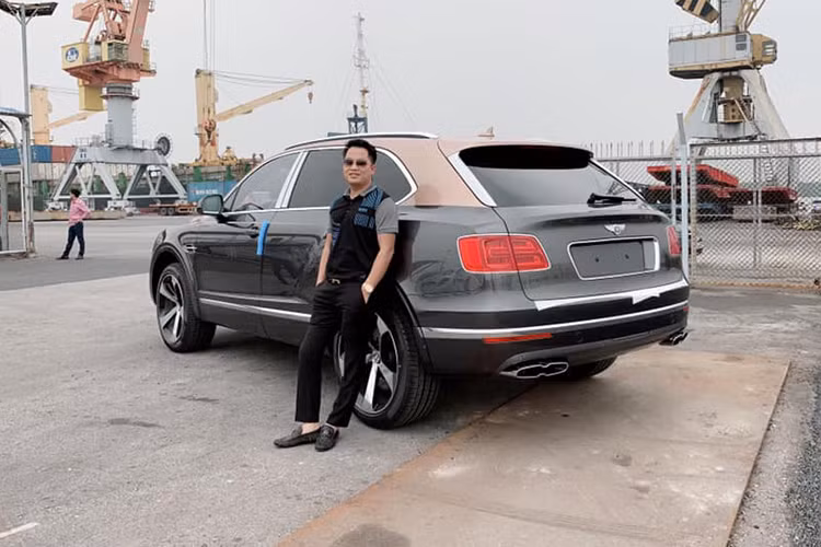 Điều thú vị nhất chính là việc mẫu SUV siêu sang Bentley Bentayga của doanh nhân quận 12 mới tậu lại thuộc phiên bản V8. Như vậy, đây cũng chính là chiếc Bentley Bentayga V8 đầu tiên có mặt tại Việt Nam. Điểm khác biệt dễ nhận ra nhất giữa chiếc SUV siêu sang Bentley Bentayga V8 đầu tiên có mặt tại Việt Nam so với những chiếc còn lại.