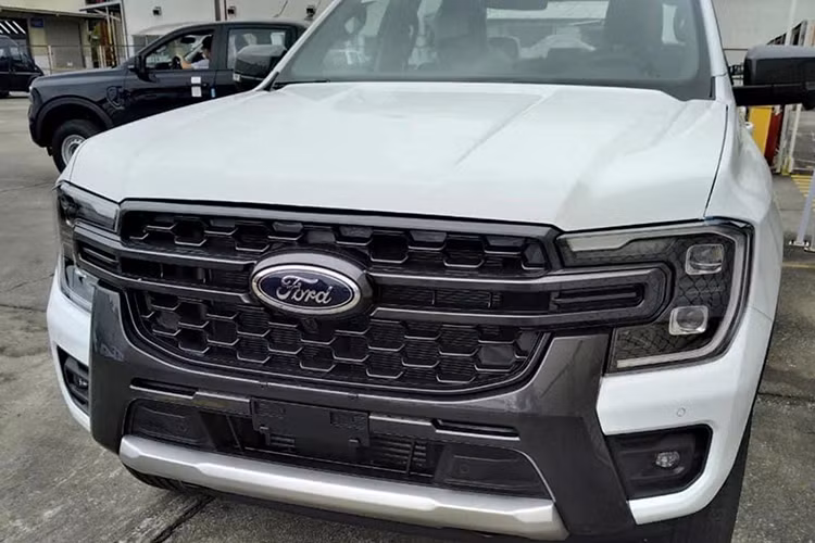 Nguồn tin nội bộ cho thấy, bản Ford Ranger XLS 2023 có thiết kế ngoại thất đơn giản với cụm đèn pha pha/cos halogen, lưới tản nhiệt thiết kế thon gọn, bộ mâm phủ sơn xám trắng và gương chiếu hậu đồng màu thân xe.