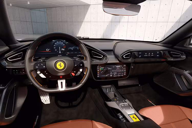 Về Ferrari 12Cilindri, xe sở hữu kích thước lớn hơn một chút so với 812 Superfast, tuy nhiên chiều dài cơ sở của xe ngắn hơn khoảng 25mm. Thiết kế của mẫu siêu xe này khác biệt với hầu hết các mẫu Ferrari hiện có trên thị trường bởi các đường nét sắc sảo tập trung vào khả năng khí động học. 