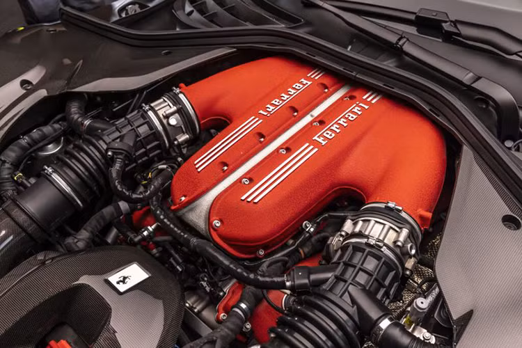 Ngoại hình được lấy cảm hứng từ huyền thoại 365 GTB/4 Daytona với đèn pha và đèn ban ngày sắc lẹm cùng dải đen xen giữa đèn. Ở phía sau, kiểu dáng đuôi xe, đèn hậu và cánh gió có thiết kế khá giống Ferrari Roma. Xe được trang bị bộ lốp thể thao có thông số 275/35ZR21 ở phía trước và 315/35ZR21 ở phía sau. 