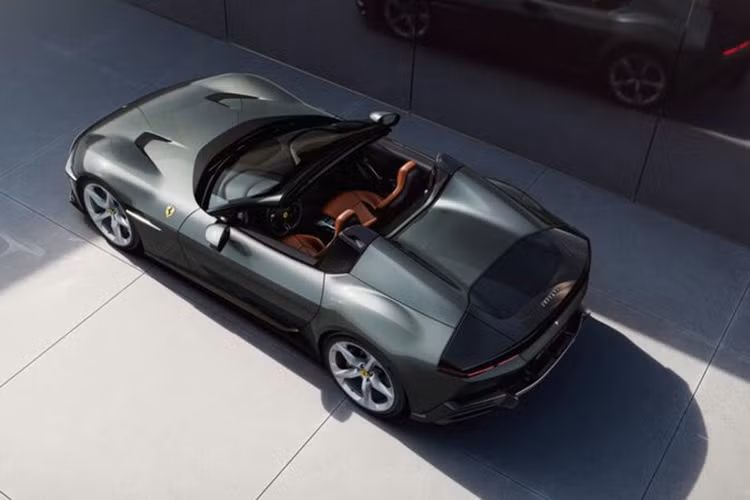 Hệ thống âm thanh Burmester 15 loa cao cấp được Ferrari cung cấp dưới dạng trang bị tùy chọn cho mẫu xe này. Đáng chú ý là dàn nút bấm cảm ứng điện dung trên vô lăng đã từng gây tranh cãi trên 296 vẫn được sử dụng trên 12Cilindri mới. Dù vậy, chi tiết này đã được thiết kế lõm vào tại trung tâm một chút để người dùng dễ thao tác hơn.