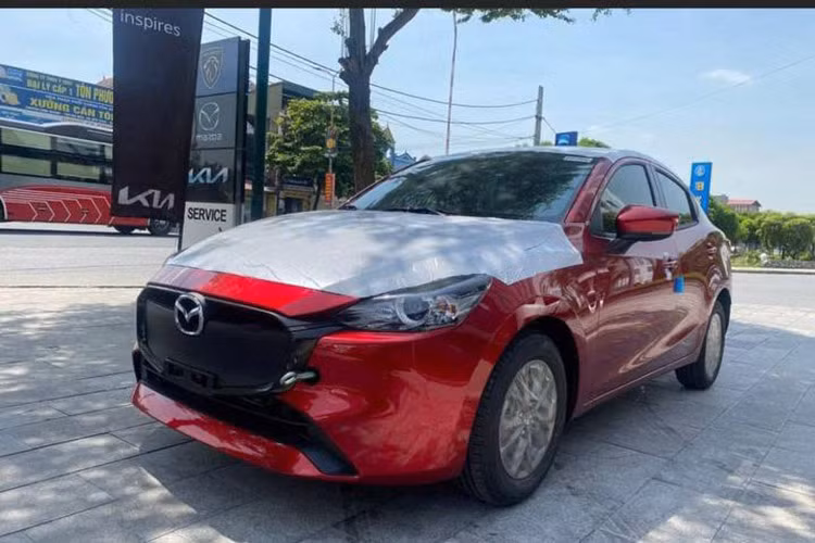 Mới đây, các nhân viên tư vấn bán hàng tại đại lý cũng đã bắt đầu nhận cọc cho Mazda2 2023 tại Việt Nam. Theo nhân viên tư vấn bán hàng, xe sẽ được giao cho khách vào tháng 8 tới đây. Giá xe Mazda2 2023 sẽ được bán khởi điểm khoảng 429 triệu đồng, tăng 14 triệu đồng so với mức hiện tại.