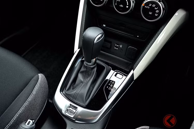 Vô lăng xe chỉnh 4 hướng, tích hợp phím chức năng/lẫy chuyển số thể thao, ghế lái chỉnh điện 6 hướng/nhớ 2 vị trí, ghế sau gập lưng ghế 60:40, màn hình trung tâm 7 inch, hỗ trợ kết nối Apple CarPlay/Android Auto không dây, sạc điện thoại không dây và điều hòa tự động.