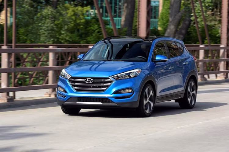 Điểm nhấn đáng quan tâm nhất của Hyundai Tucson Sport 2018 chính là động cơ xăng 4 xi-lanh, dung tích 2,4 lít mới, tạo ra công suất tối đa 181 mã lực và mô-men xoắn cực đại 237 Nm. Sức mạnh được truyền tới bánh thông qua hộp số tự động 6 cấp. Khi mua Hyundai Tucson Sport 2018, khách hàng Mỹ có thể chọn giữa hệ dẫn động cầu trước hoặc 4 bánh.