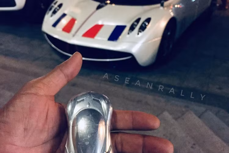 Siêu phẩm thần gió đắt nhất Việt Nam - Pagani Huayra của Minh Nhựa được trang bị khối động cơ V12, dung tích 6.0 lít, tăng áp kép do Mercedes-AMG sản xuất. "Trái tim" này giúp Pagani Huayra sản sinh công suất tối đa 720 mã lực và mô-men xoắn cực đại 1.000 Nm.