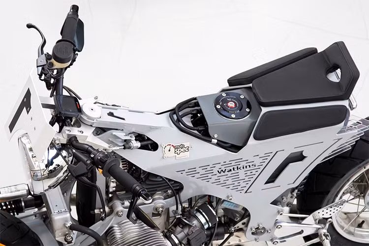 “Trái tim” của xe là khối động cơ BMW R 1150 RT. Thân xe được định hình 2 bên bởi tấm nhôm được phây cắt khá sắc nét và đặt tên số "1".
