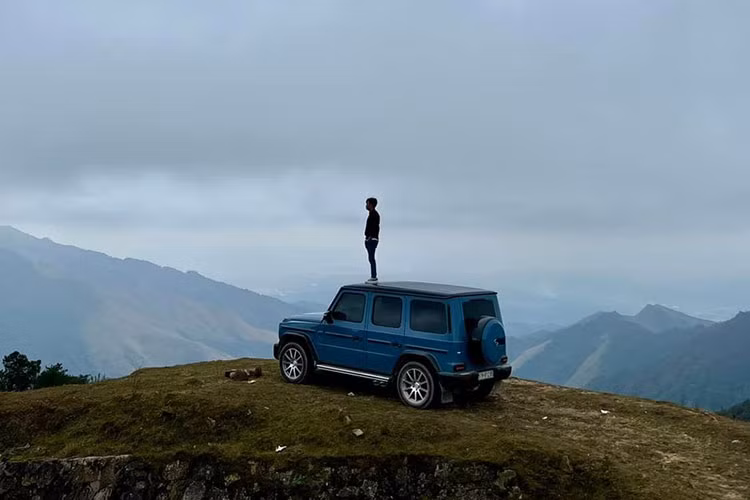 Hình ảnh mới nhất cho thấy, chiếc Mercedes-AMG G63 của Cường Đô la cho mang đỗ đúng vào vị trí đậu xe Mercedes-Benz G-Class năm xưa khiến cư dân mạng không thích thú và cho rằng thú vui của Cường Đô la ngày càng xịn và nâng cấp theo thời gian.