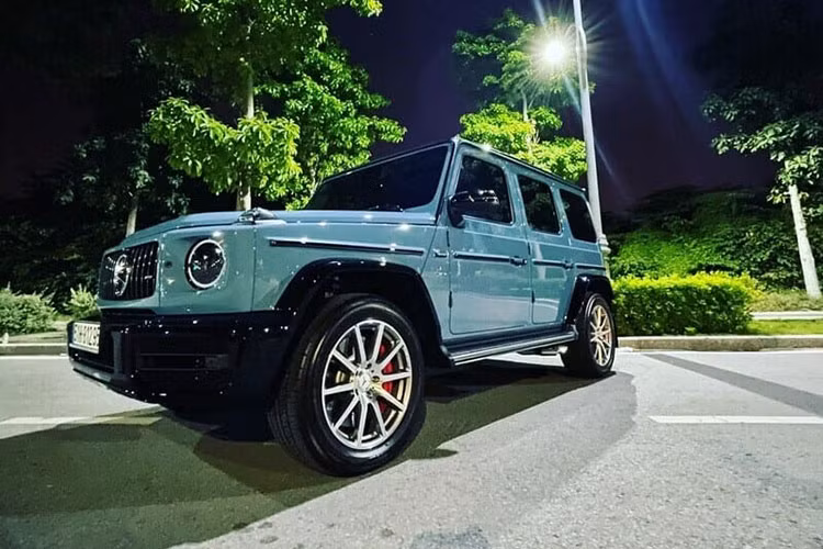 Giá xe Mercedes-AMG G63 chính hãng tại Việt Nam từ 10,95 tỷ đồng chưa bao gồm các tùy chọn theo xe. Ngoài màu China Blue, mẫu xe được mệnh danh là "ông vua địa hình" của Cường Đô la còn có tùy chọn thêm đen, bộ mâm đa chấu sơn màu bạc và nội thất màu trắng.