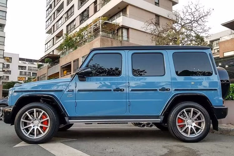 Màu sơn xanh China Blue của Mercedes-AMG G63 nhà đại gia siêu xe Cường Đô la có tên đầy đủ là G manufaktur China Blue non-metallic. Màu sơn này được thương hiệu "Ngôi sao ba cánh" ra mắt hồi tháng 7/2020 cùng 2 màu sơn đặc biệt khác là Classic Grey và Deep Green nhằm tri ân mẫu xe khởi nguồn của dòng G-Class, mẫu Geländewagen đời 1979.