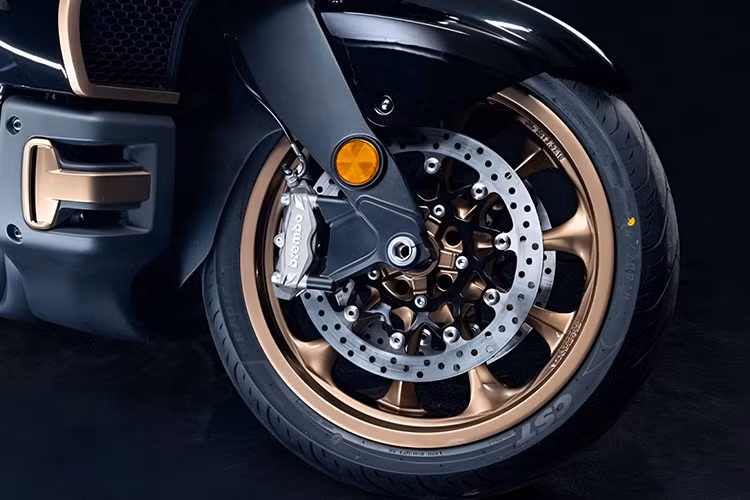 Về mặt trang bị, Souo S2000 GL có những tính năng rất thú vị, tưởng chừng chỉ có thể thấy trên ôtô; một trong các tính năng điển hình có thể nêu tới là giám sát điểm mù. Một tính năng quan trọng khác cần kể tới là khả năng kết nối với mạng 4G. Khi kết nối với internet, xe có thể tự động cập nhật phần mềm OTA cũng như những tính năng khác.