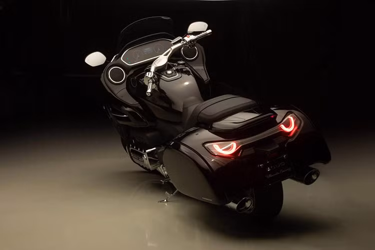 Souo S2000 GL đi kèm hệ thống treo trước Hossack độc nhất của mẫu xe này. Hệ thống phanh được trang bị kẹp phanh và đĩa phanh Brembo kết hợp với hệ thống phanh tay điện tử. Điều đó giúp ích cho việc đỗ xe ở những khu vực có độ dốc. Ngoài ra còn có hệ thống Cruise Control có thể tự điều chỉnh tốc độ lên xuống, hệ thống số lùi.