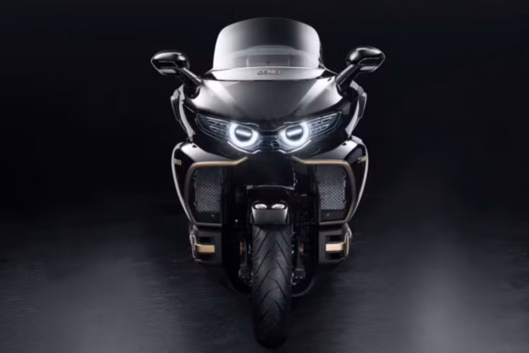 Động cơ của Souo S2000 GL còn lớn hơn hẳn so với nhiều mẫu ôtô cỡ nhỏ trên thị trường như Toyota Vios, Hyundai Grand i10 hay Mazda3. Thậm chí, động cơ của mẫu xe máy này còn ngang ngửa các mẫu ô tô cỡ vừa như Mazda CX-5 hay Hyundai Tucson.