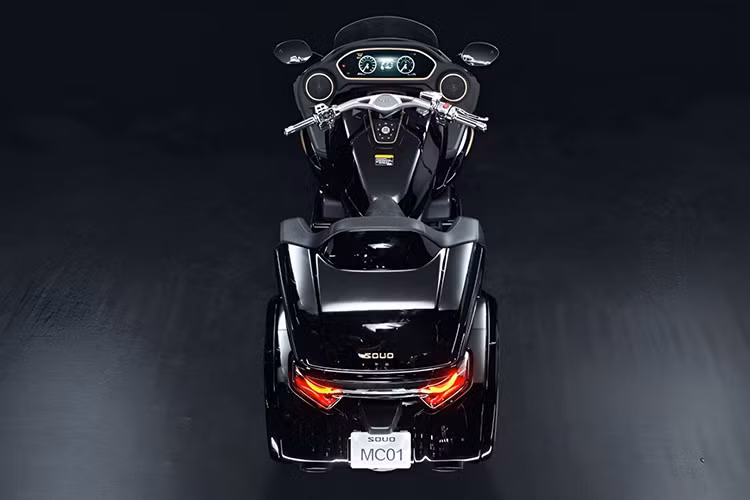 Về thiết kế ngoại thất, nhà sản xuất cho biết Souo S2000 GL lấy cảm hứng từ con sư tử trong văn hóa truyền thống của Trung Quốc. Hãng cũng cho biết rằng đèn pha là chi tiết thể hiện rõ nhất nét thiết kế này, với đèn DRL dạng tròn có hình dạng giống mắt sư tử. Nằm ở phần mũi có góc nhọn tạo cho chiếc xe một vẻ ngoài đặc biệt giống như lông mày.