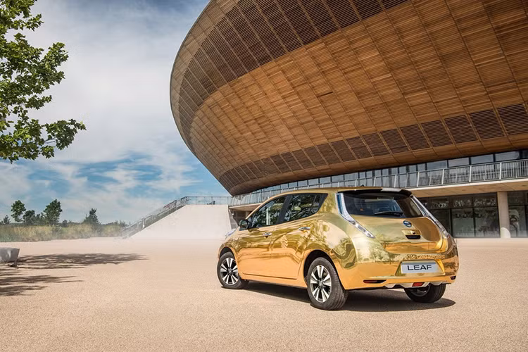 Được biết đây là chiến dịch quảng cáo của hãng Nissan tại Anh Quốc cho mẫu xe điện của mình, bằng cách tặng cho tất cả các VĐV Anh Quốc khi mang về cho nước nhà tấm huy chương vàng Olympic. Tuy nhiên, mỗi một VĐV chỉ nhận được 1 chiếc Nissan Leaf mạ vàng dù có mang về số lượng HCV nhiều hơn con số 1.