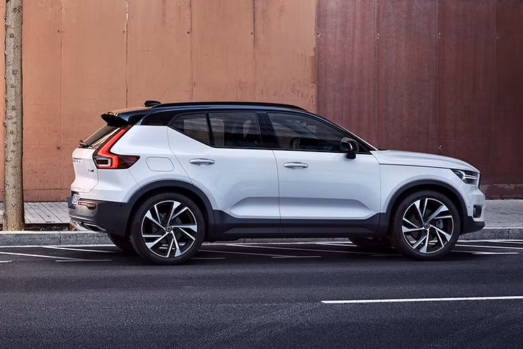Giám đốc Malin Ekholm của hãng xe ôtô Volvo chia sẻ: “Dù có chạy bằng động cơ đốt trong hay động cơ điện thì xe hơi của Volvo đều phải an toàn như nhau. Volvo XC40 chạy điện hoàn toàn sẽ là một trong những chiếc xe an toàn nhất mà chúng tôi từng chế tạo".