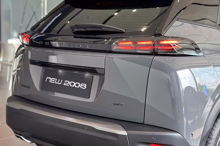 Về thiết kế, Peugeot 2008 2025 tại Việt Nam không có quá nhiều thay đổi mang tính đột phá so với thế hệ cũ. Tuy nhiên, hãng xe Pháp vẫn tinh chỉnh một số chi tiết để mang đến diện mạo hiện đại hơn.