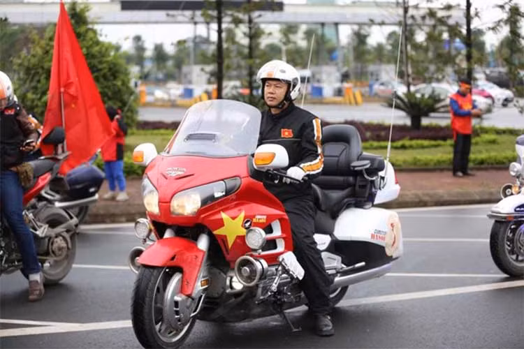 Những chiếc môtô khủng đón đoàn gây khá nhiều sự chú ý.