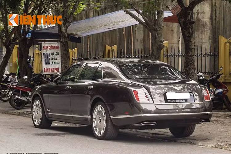 Với giá xuất xưởng hơn 300.00 USD tại thị trường Châu Âu (khoảng 6,74 tỷ đồng). Khi về đến Việt Nam chịu đỏ mọi thuế và phí, mức giá dành cho siêu xe hạng sang này quả là không hề nhỏ - chắc chắn sẽ có giá cả chục tỷ đồng.