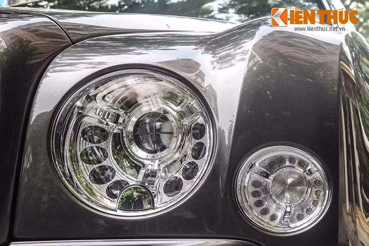 Mulsanne sở hữu ngoại thất đặc trưng với mặt của dòng Bentley S-type với lịch sử hơn 60 năm truyền thống được nhấn nhá bằng cụm đèn pha dải Led bo tròn điểm xuyết bởi bi-xenon cực sáng.