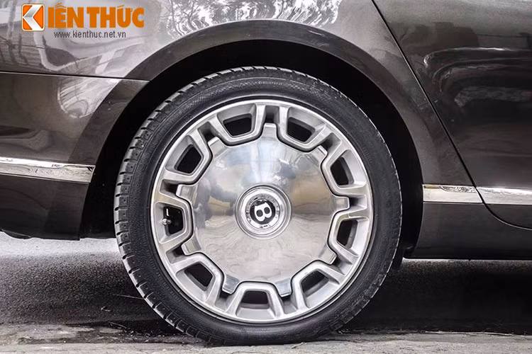 Thân xe được thiết kế thuôn dài, lớn - đúng phong cách của một siêu xe hạng sang. Lưới tản nhiệt của xe dạng mắt cáo và được đặt thẳng đứng. Mâm xe bản lớn với lốp mỏng cùng logo chữ B nổi bật chính giữa.