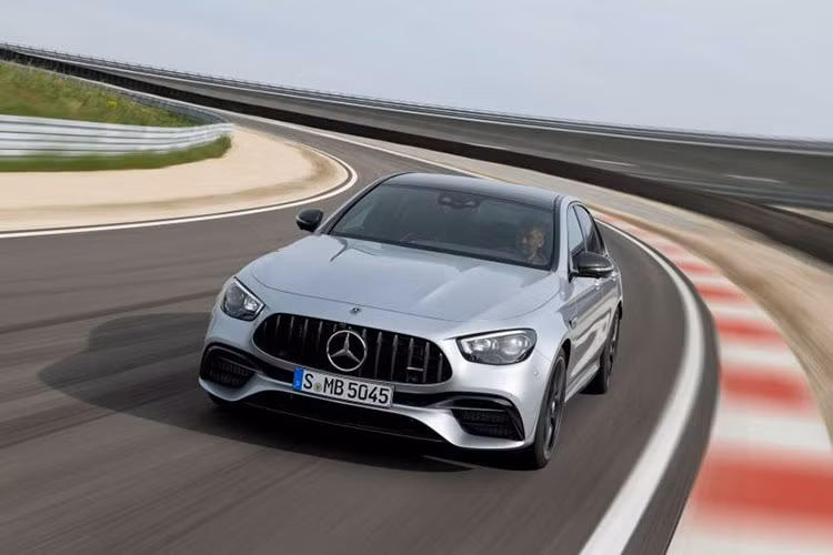 Mercedes-AMG E63 S 2021 đã được cải thiện đáng kể ở thiết kế, nội thất xe cũng rất cao cấp và sang trọng, đầy ắp công nghệ hiện đại. Chính vì vậy, E63 S nói riêng và E-Class nói chung đã giành được giải "Xe của năm 2020" từ tạp chí danh tiếng hàng đầu nước Mỹ - MotorTrend. Mercedes-AMG E63 S 2021 có giá bán tại Mỹ từ 108.550 USD.