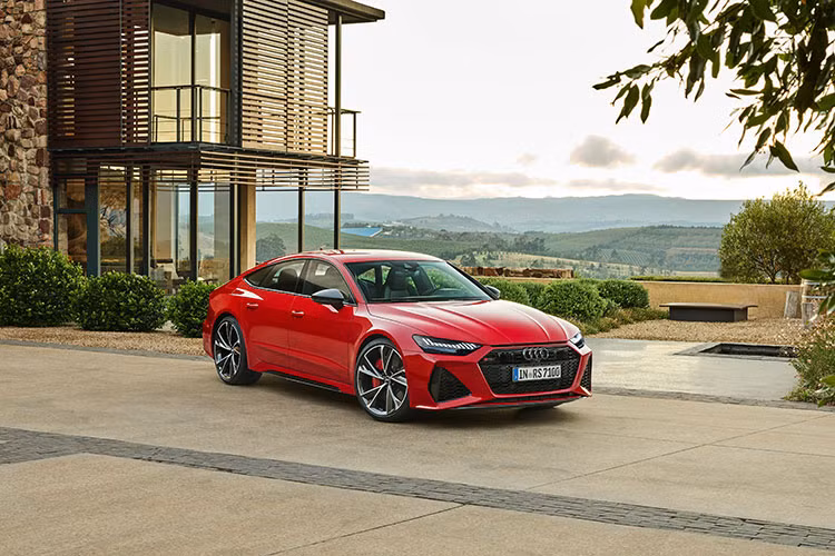 Cái tên tiếp theo xuất hiện trong top sedan nhanh nhất 2020 là Audi RS7 Sportback 2021. Xe sử dụng động cơ tăng áp kép V8 4.0L sản sinh công suất 592 mã lực và mô-men xoắn cực đại 800 Nm. có thể tăng tốc từ 0 - 96 km/h chỉ trong 3,5 giây và đạt vận tốc cực đại lên tới 304 km/h. 