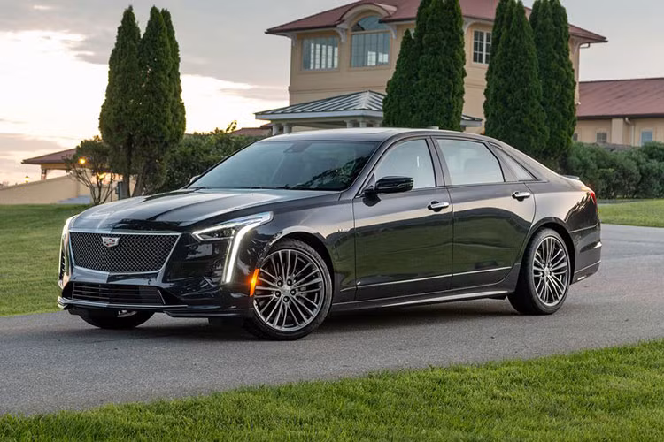Không mang thiết kế phóng khoáng như những chiếc xe thể thao Đức, CT6-V của Cadillac tạo nét riêng với diện mạo cơ bắp đầy mạnh mẽ. Mặc dù trông rất "truyền thống" nhưng khả năng hiệu suất của CT6-V lại vô cùng tuyệt vời, cảm giác lái và khả năng kiểm soát thân xe của CT6-V cũng gây ngạc nhiên.