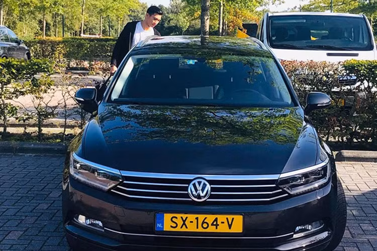 Về chiếc Volkswagen Passat của Văn Hậu, đây là phiên bản nâng cấp được ra mắt vào năm 2018 vừa qua. Tuy nhiên, xe vẫn giữ nét thiết kế đơn giản, cứng cáp đặc trưng, chưa đi theo hướng thể thao và trẻ hóa như những đối thủ ở phân khúc D, gồm Toyota Camry, Honda Accord hay Mazda6.