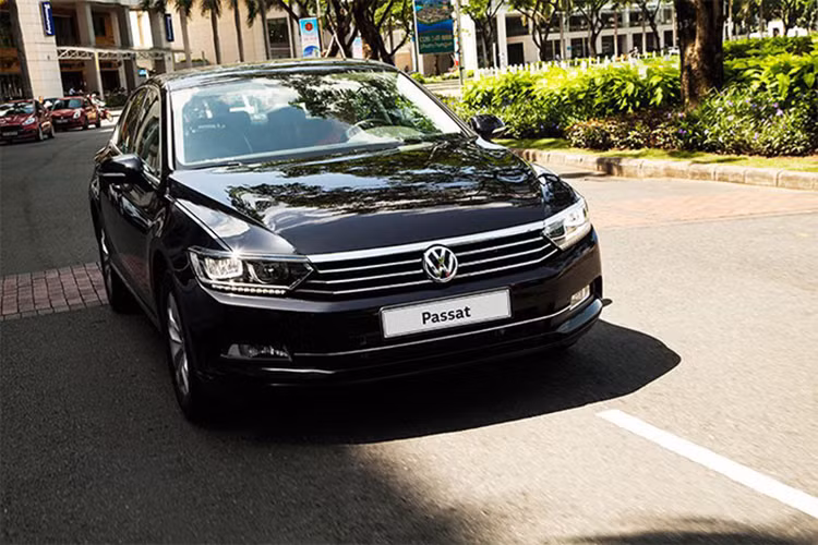 Ngoài ra Passat phiên bản BlueMotion Comfort còn sở hữu hệ thống chống bó cứng phanh ABS, chống trượt khi tăng tốc ASR, cân bằng điện tử ESC, hệ thống kiểm soát lực kéo EDTC, kiểm soát cự ly đỗ xe PDC... Tại Việt Nam, giá xe Volkwagen Passat BlueMotion Comfort được công bố ở mức 1,42 tỷ đồng.