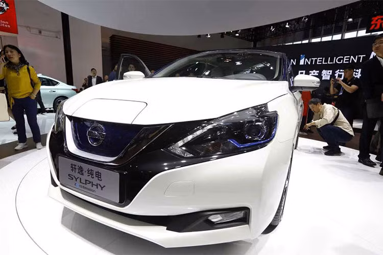 Về ngoại hình, Nissan Sylphy 2019 mới có nét giống với người anh em hatchback Leaf. Nó có tấm cản va được tạo hình tương tự, lưới tản nhiệt kết hợp đèn pha trước tạo hình một hình chữ V lớn. Logo “Zero Emission” đặt ở góc phía dưới của cửa trước và cả ở cốp xe phía sau.
